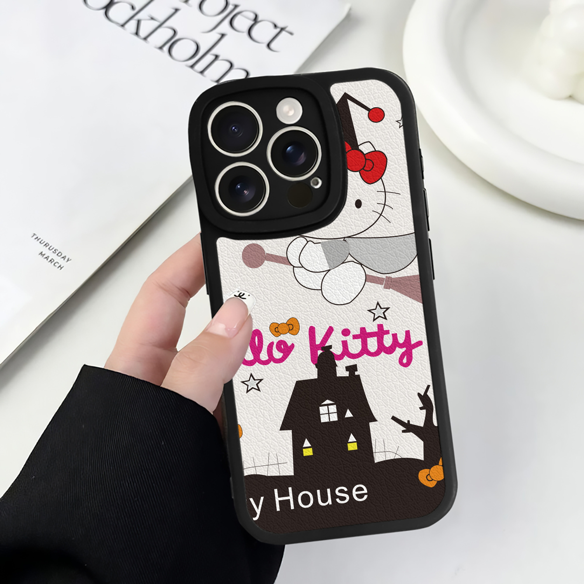 （画像用） Hello Kitty ハローキティ 【iPhone 16シリーズ対応】シリコンスマホケース（レザー調） 材質：シリコン
